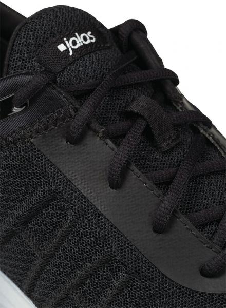 Das Bild zeigt einen schwarzen Sportschuh mit wirbelnden Schnürsenkeln. Die Oberfläche besteht aus atmungsaktivem Material, und ein kleiner Markenaufdruck ist sichtbar.