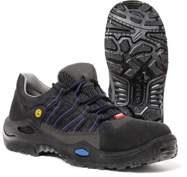 Das Bild zeigt einen schwarzen Arbeitsschuh mit einer strukturierten Gummisohle. Der Schuh hat ein sportliches Design, graue und blaue Akzente sowie ein atmungsaktives Obermaterial.
