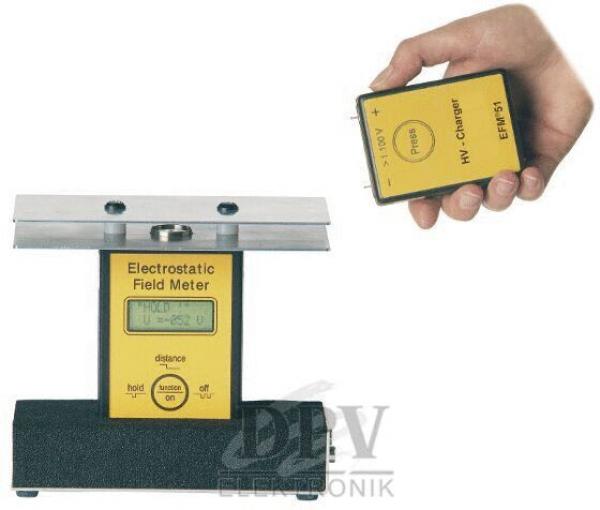 Das Bild zeigt ein elektrostatisches Feldmessgerät. Es besteht aus einer Basis mit einem Display und einer Hand, die ein abnehmbares Messgerät hält. Beide Teile sind gelb und schwarz.