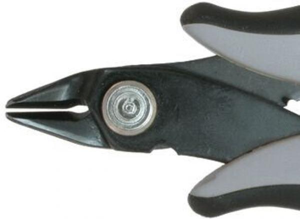 Das Bild zeigt eine grau-schwarze Zange mit einer spitzen, schmalen Klinge. Der Griff ist ergonomisch geformt, und die Zange hat ein kreisrundes Gelenk in der Mitte.
