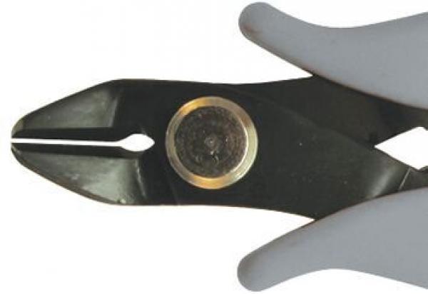 Das Bild zeigt eine Zange mit grauen, ergonomischen Griffen. Der Kopf ist schwarz und hat eine ovale Öffnung zum Greifen und Schneiden von Materialien. Ein kreisrunder Metallknopf ist in der Mitte.