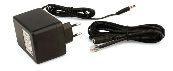 Das Bild zeigt ein schwarzes Netzteil mit zwei Steckern. Es hat zwei angeschlossene Kabel: eines endet in einem runden Stecker, das andere ist ein einfaches Kabel.