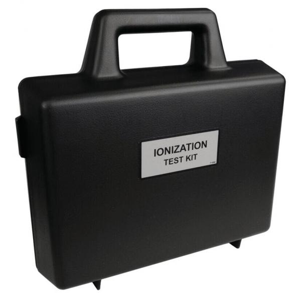 Das Bild zeigt einen schwarzen Koffer mit einem Griff. Auf der Vorderseite befindet sich ein beschriftetes Schild, das "IONIZATION TEST KIT" lautet. Der Koffer ist rechteckig und stabil.