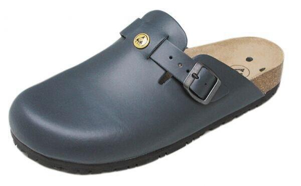 Der Schuh ist ein grauer Clog mit einem geschlossenen Vorderteil und offenem Fersenbereich. Er hat eine kleine Schnalle und eine gepolsterte Innensohle aus Leder. Die Sohle ist schwarz und rutschfest.