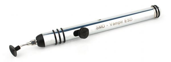 Das Bild zeigt einen silbernen SMD-Lötkolben mit gummiertem Griff. Er hat eine spitze, metallische Spitze und einen schwarzen Gummistöpsel. Auf dem Körper steht ?SMD - Vampir ESD?.