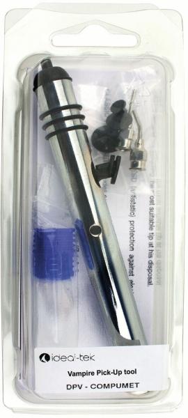 Das Bild zeigt ein transparentes Verpackungsmaterial mit einem silbernen Werkzeug, das wie ein Stift aussieht. Es enthält Zubehörteile in Schwarz und Blau, darunter Einsätze und eine Schutzkappe.