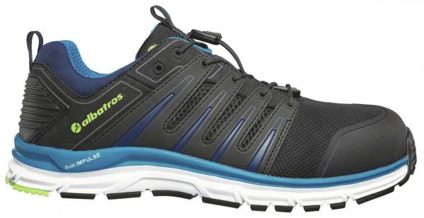 Der Schuh ist sportlich, überwiegend schwarz mit blauen und grünen Akzenten. Er hat ein strukturiertes Obermaterial, eine helle, stabile Sohle und flache Schnürsenkel.