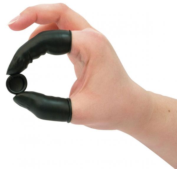 Eine Hand mit schwarzen, gummierten Fingerschützern formt einen Kreis. Zwischen Daumen und Zeigefinger wird ein kleines, rundes Objekt gehalten.