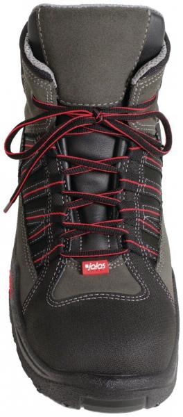 Der Schuh ist ein hohes, robustes Modell in Schwarz und Grau, mit rot eingefädelten Schnürsenkeln. Er hat einen gepolsterten Schaft und eine griffige Sohle, geeignet für Outdoor-Aktivitäten.