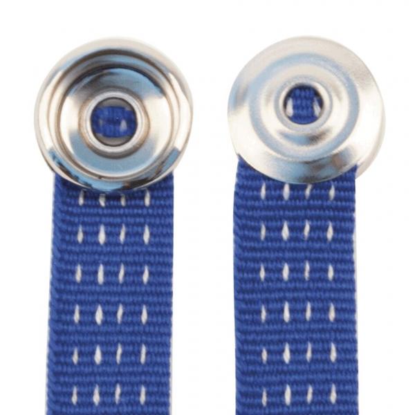 Das Bild zeigt zwei blaue Stoffstreifen mit Metallknöpfen an den Enden. Die Streifen sind gezackt und haben kleine weiße Punkte. Die Knöpfe sind rund und glänzend, mit einem Loch in der Mitte.