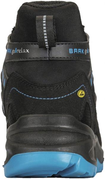 Das Bild zeigt einen schwarzen Sportschuh mit blauen Akzenten. Der Schuh hat eine hohe Form, eine strukturierte Oberfläche und eine rutschfeste, breite Sohle. An der Rückseite befindet sich ein Hinweis auf die Marke.
