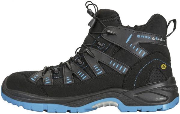 Das Bild zeigt einen schwarzen Wanderschuh mit hohem Schaft und blauen Akzenten. Er hat reflektierende Elemente und eine robuste Sohle, die für guten Halt sorgt. Ideal für Outdoorsport.