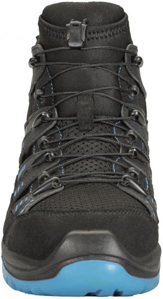Das Bild zeigt einen hohen, schwarzen Wanderschuh. Er hat ein strukturiertes Obermaterial mit blauen Akzenten, gesicherte Schnürsenkel und eine robuste, profilierte Sohle in Blau.