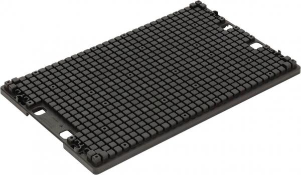 Das Bild zeigt eine rechteckige, schwarze Platte mit vielen kleinen, gleichmäßigen Erhebungen. Die Oberfläche ist strukturiert und hat an den Ecken zwei Aussparungen.