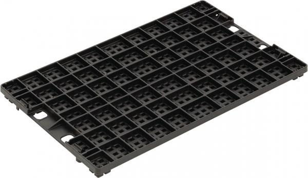 Das Bild zeigt eine rechteckige, schwarze Kunststoffpalette mit vielen kleinen quadratischen Öffnungen. Die Oberfläche ist flach und die Kanten sind leicht abgerundet.