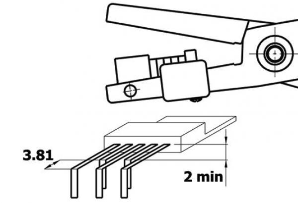 Das Bild zeigt eine technische Zeichnung, die eine Zange mit einem automatisierten Mechanismus und einem flachen Bauteil mit mehreren Anschlussstiften darstellt. Maße sind angegeben.
