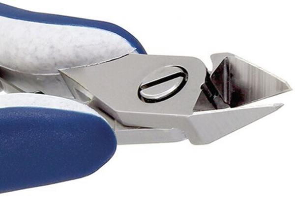 Das Bild zeigt eine scharfe Metallzange mit einem speziellen, spitzen Schneideblatt und blauen Griffen. Sie wird häufig zum Schneiden von Nägeln oder feinen Materialien verwendet.