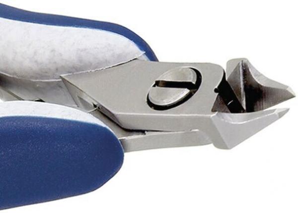 Das Bild zeigt eine Nagelzange mit einem ergonomischen Griff. Die Klingen sind scharf und spitz, ideal zum Schneiden von Nägeln. Der Griff ist blau und weiß.