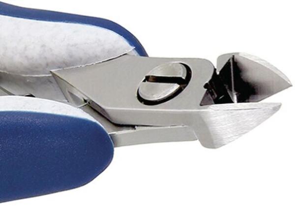 Das Bild zeigt einen Nagelknipser mit einer glänzenden, scharfen Schneide. Der Griff hat eine blaue und weiße Farbgebung. Er ist kompakt und dient zum Kürzen von Nägeln.