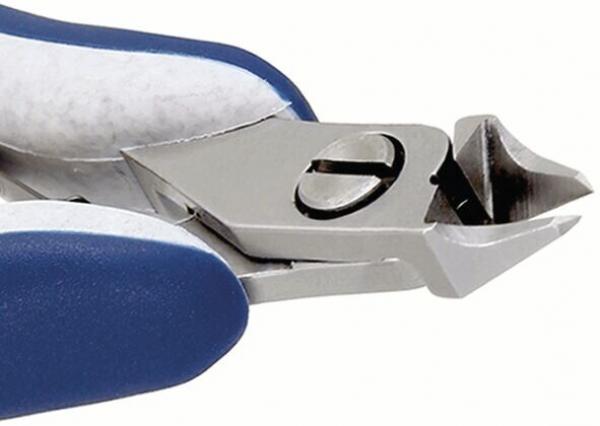Das Bild zeigt eine Nagelzange mit einem metallischen Schneidekopf, der leicht geschwungen ist. Die Griffe sind ergonomisch geformt und haben eine blaue Gummibeschichtung.