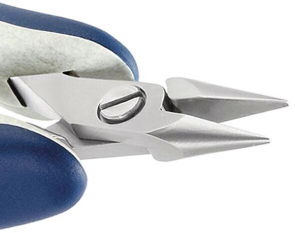 Das Bild zeigt eine Zange mit zwei spitzen Klingen aus Metall. Der Griff ist blau und hat eine gummierte Oberfläche. Die Klingen sind scharf und leicht geöffnet.