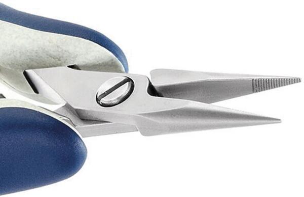 Das Bild zeigt eine präzise Zange mit zwei spitzen Klingen. Die Griffe sind blau und ergonomisch geformt. Die Klingen sind silbern und haben eine feine Struktur für präzises Arbeiten.