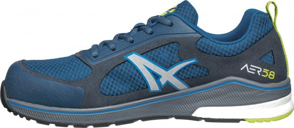 Der Schuh ist dunkelblau mit hellblauen Akzenten und einem weißen Sohlenrand. Er hat ein sportliches Design, ist leicht und hat ein atmungsaktives Obermaterial.