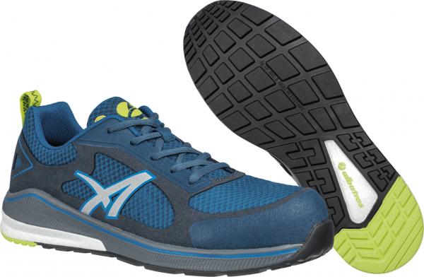 Das Bild zeigt einen blauen Sportschuh mit Netzoberfläche und grünen Akzenten. Die Sohle ist schwarz mit einem griffigen Muster für besseren Halt. Der Schuh ist leicht und modern.