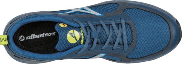 Der Schuh ist sportlich und hat ein blaues, luftiges Obermaterial mit Mesh-Muster. Er besitzt graue Schnürsenkel und eine gelbe Markenkennzeichnung an der Innensohle.
