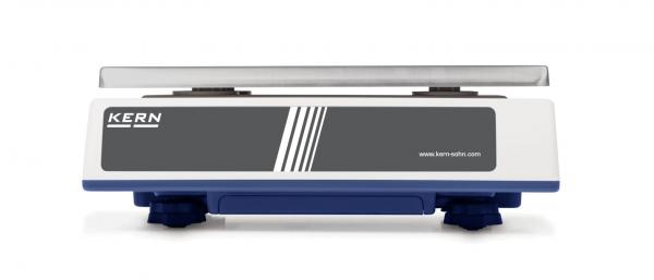 Das Bild zeigt eine digitale Waage in modernem Design. Sie ist rechteckig und hat eine graue Oberfläche mit einem weißen Streifenmuster. Die Basis ist dunkelblau und stabil.