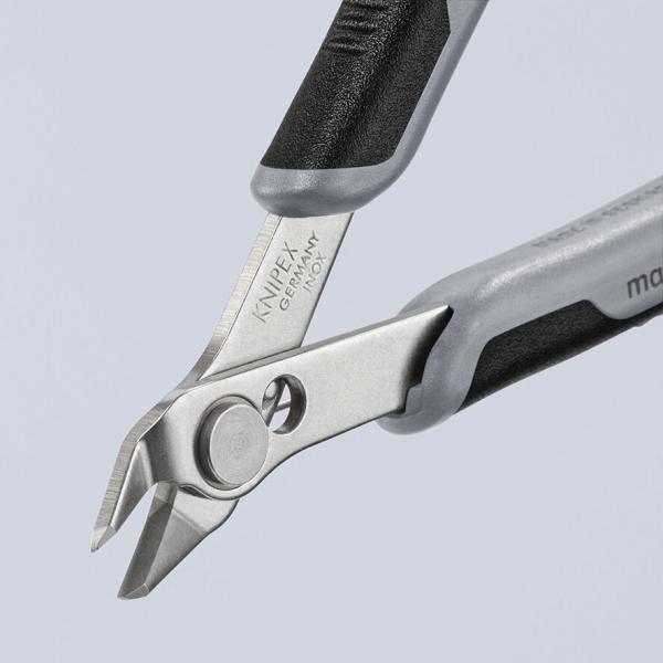 Das Bild zeigt eine Zange mit scharfen, nach unten gebogenen Klingen. Der Griff ist schwarz mit grauen Elementen. Am Klingenfeld ist die Marke "Knipex" eingraviert.