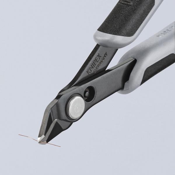 Das Bild zeigt eine Zange mit scharfen, spitzen Schneiden. Der Griff ist ergonomisch geformt und besteht aus einer Kombination von grauem und schwarzem Material. Ideal für präzise Arbeiten.