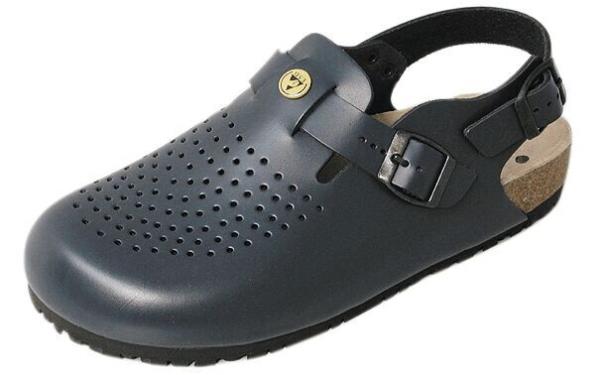 Der Schuh ist ein dunkelgrauer Clog mit einer perforierten Oberfläche für Belüftung. Er hat einen verstellbaren Riemen und eine rutschfeste Sohle, ideal für Komfort und Stabilität.
