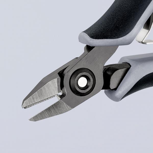 Das Bild zeigt eine Zange mit einem schwarzen und grauen Griff. Die Spitzen sind schmal und gezackt, ideal zum Greifen oder Schneiden von Materialien.
