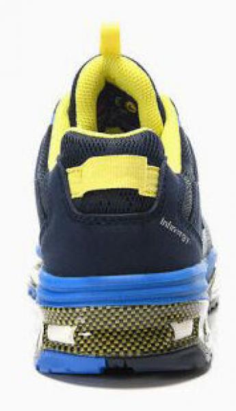 Der Schuh hat eine starke, gepolsterte Sohle in Blau und Schwarz. Das Obermaterial ist dunkelblau mit gelben Akzenten. Die Rückseite ist hochgezogen, um guten Halt zu bieten.