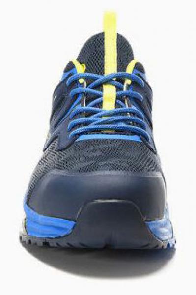 Der Schuh ist ein sportlicher Sneaker in Blau und Grau mit gelben Akzenten. Er hat eine gepolsterte Sohle und ein atmungsaktives Obermaterial sowie auffällige Schnürsenkel.