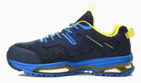 Der Schuh ist ein sportlicher Sneaker in Schwarz mit blauen und gelben Akzenten. Er hat eine schnittige Form, eine gepolsterte Sohle und eine rutschfeste Oberfläche für guten Halt.