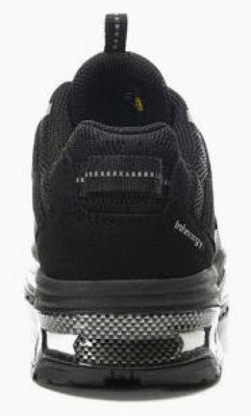 Das Bild zeigt die Rückseite eines schwarzen Sportschuhs. Der Schuh hat eine gepolsterte Ferse und ein modulares Design mit einer transparenten, flexiblen Sohle.