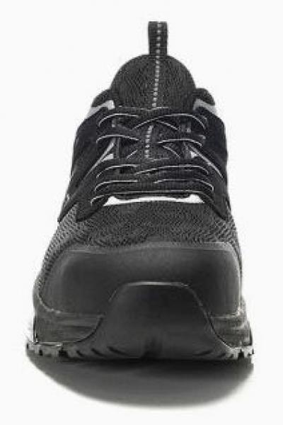 Das Bild zeigt einen schwarzen Sportschuh von vorne. Er hat eine strukturierte Oberseite aus Stoff, kräftige Schnürsenkel und eine robuste Sohle. Die Form ist sportlich und modern.