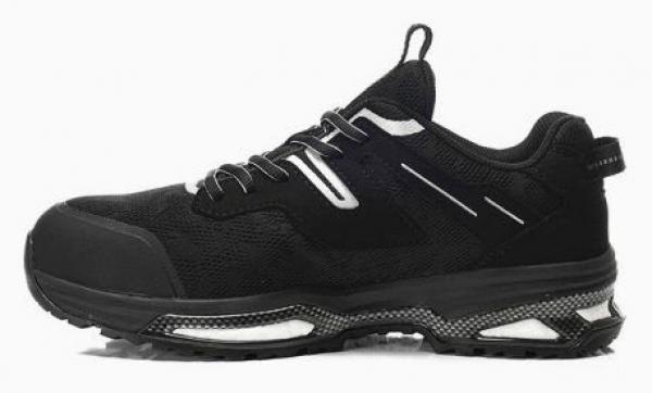 Der Schuh ist schwarz mit einer sportlichen Form. Er hat eine gepolsterte Sohle, Schnürsenkel und reflektierende Elemente. Die Vorderseite ist verstärkt für zusätzlichen Schutz.