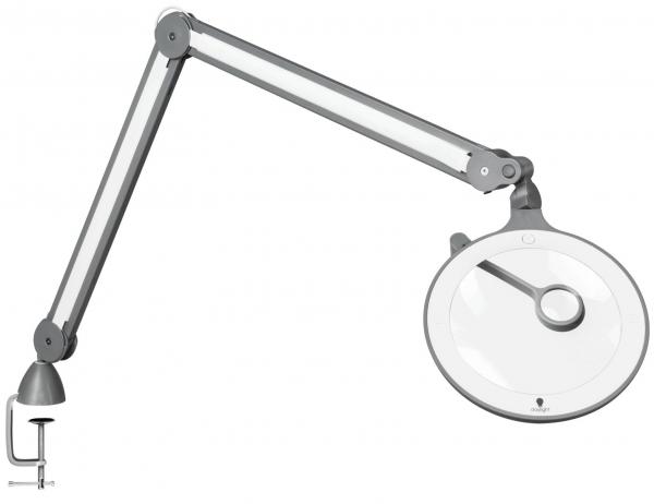 Das Bild zeigt eine flexible Vergrößerungslampe mit einem langen Gelenkarm. Die Lampe hat eine runde, durchsichtige Linse und ist an einem stabilen Klemmbasis befestigt.