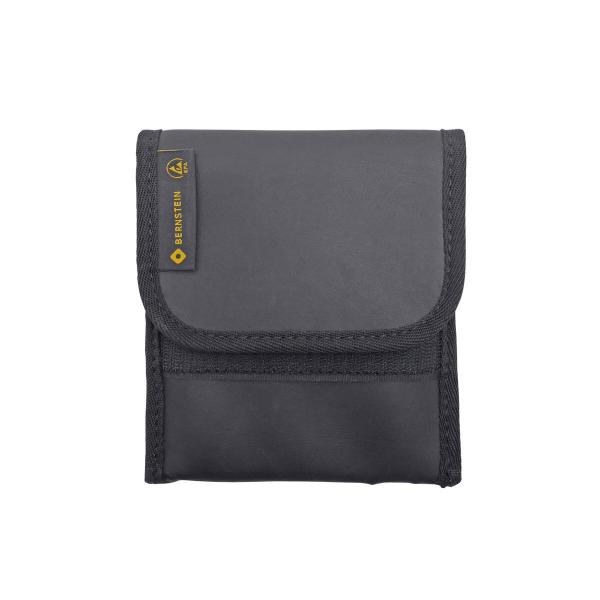 Das Bild zeigt eine schwarze Geldbörse aus einem glatten Material. Sie hat eine Klappe, die mit einem Druckknopf geschlossen wird, und eine kleine, hervorstehende Marke in Gelb.
