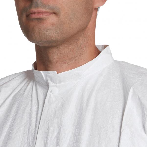 Das Bild zeigt den Hals und die Brust eines Mannes, der ein weißes, einfach geschnittenes Hemd mit Stehkragen trägt. Die Textur des Stoffes wirkt leicht und glatt.