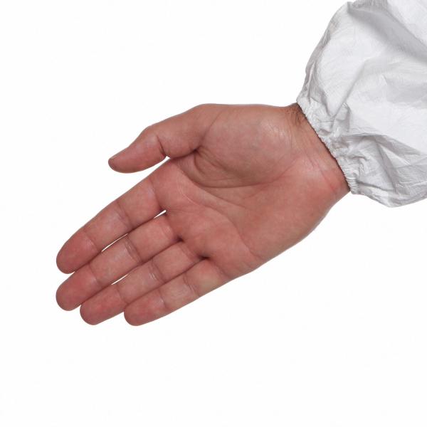 Das Bild zeigt eine ausgestreckte rechte Hand. Die Hand ist leicht geöffnet, mit einem durchschnittlichen Hautton. Der Ärmel der Jacke ist weiß und gerade geschnitten.