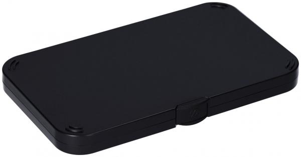 Das Bild zeigt eine flache, rechteckige schwarze Box. Sie hat abgerundete Ecken und einen kleinen Schließmechanismus an einer Seite. Die Oberfläche ist glatt und einheitlich.