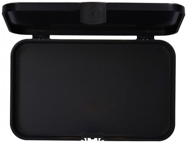 Das Bild zeigt eine schwarze, rechteckige Box mit einem Klappdeckel, der offen ist. Die Innenseite ist ebenfalls schwarz und es gibt keine weiteren sichtbaren Details.