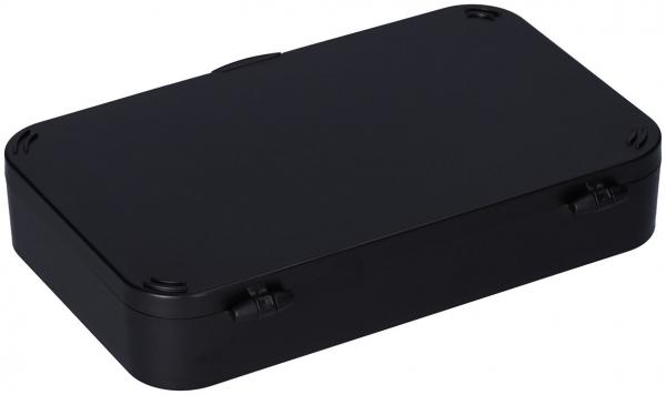 Das Bild zeigt eine rechteckige, flache schwarze Box aus Kunststoff. Sie hat abgerundete Ecken und an den Seiten kleine Kanten, möglicherweise für ein sicheres Schließen oder Befestigen.