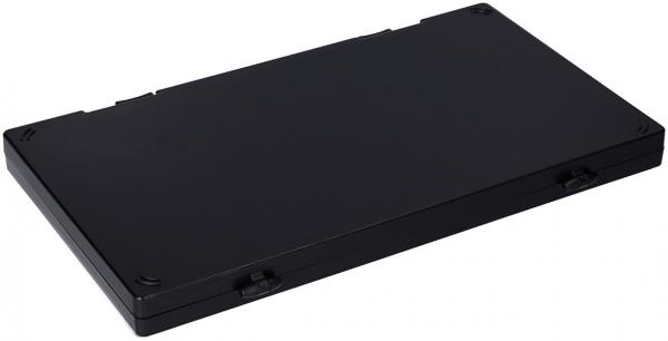 Das Bild zeigt eine flache, rechteckige, schwarze Box. Sie hat an den Ecken leicht abgerundete Kanten und zeigt eine glatte Oberfläche. In der Mitte gibt es kleine Einkerbungen.