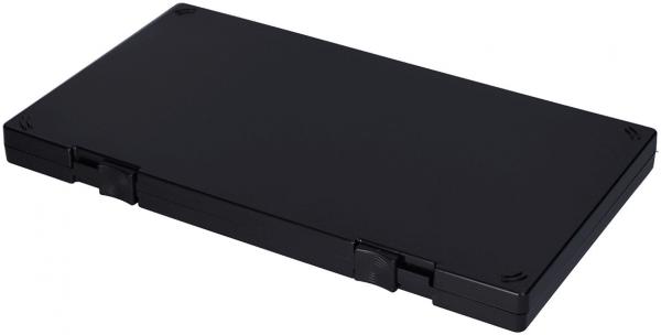 Das Bild zeigt eine rechteckige, schwarze Box mit etwas abgerundeten Ecken. Sie hat eine glatte Oberfläche und zwei seitliche Verschlüsse. Die Box wirkt kompakt und schlicht.