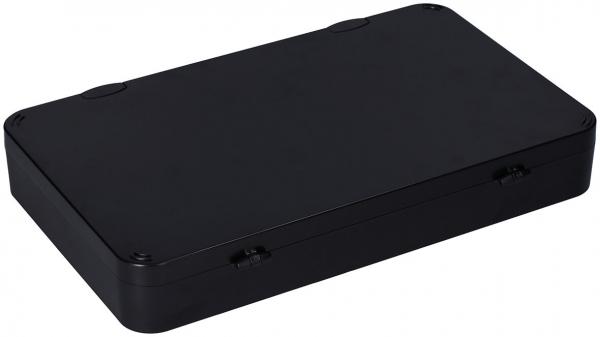 Das Bild zeigt eine rechteckige Box in Schwarz. Sie hat eine flache Oberfläche und abgerundete Kanten. Die Box hat keine sichtbaren Öffnungen oder Griffe. Sie wirkt schlicht und funktional.